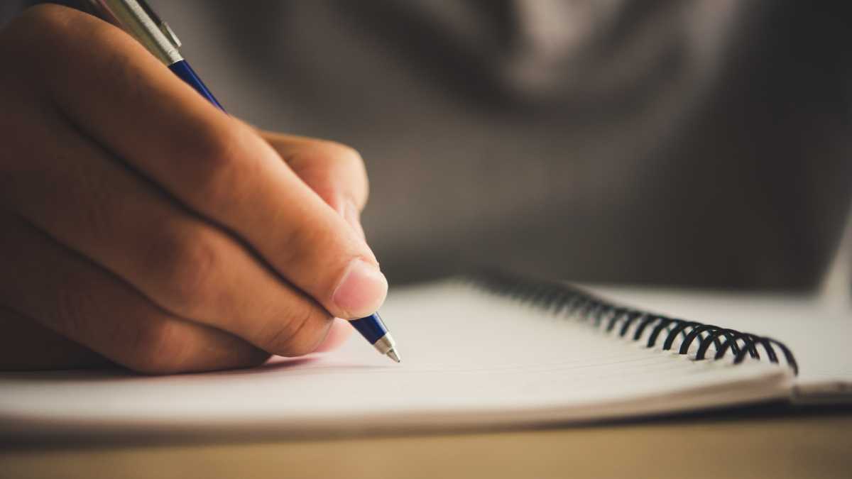Taking notes during a contractor reference call